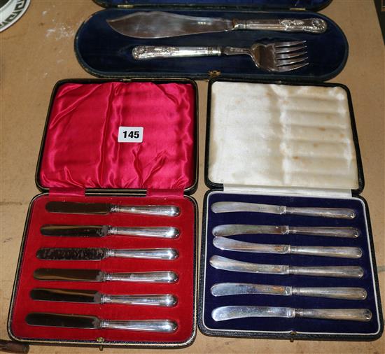 Silver fish servers & 2 cased knives